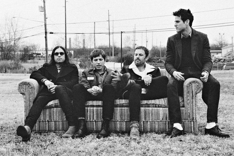 imagen de cuatro miembros de banda musical en blanco y negro
