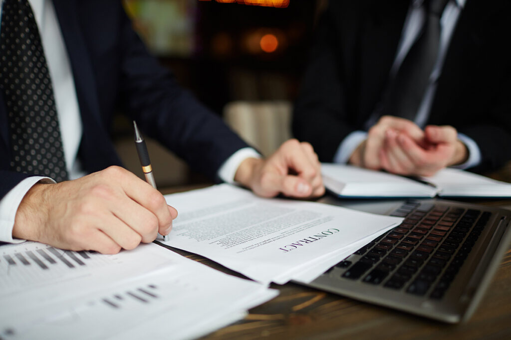 hombre ejecutivo firmando contrato en papel